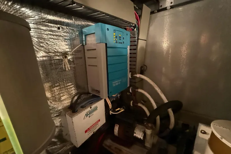 Slide: The Image of Mainship 430 Trawler - 27