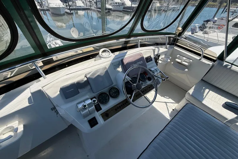 Slide: The Image of Mainship 430 Trawler - 6