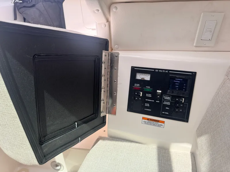 Slide: The Image of Sea Ray SLX 350 Outboard 2024 - 13