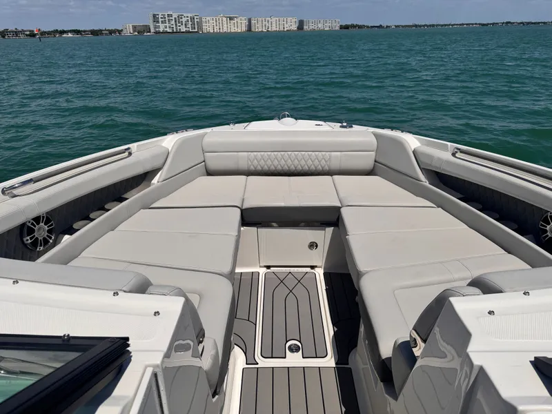 Slide: The Image of Sea Ray SLX 350 Outboard 2024 - 15
