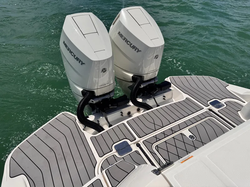 Slide: The Image of Sea Ray SLX 350 Outboard 2024 - 17