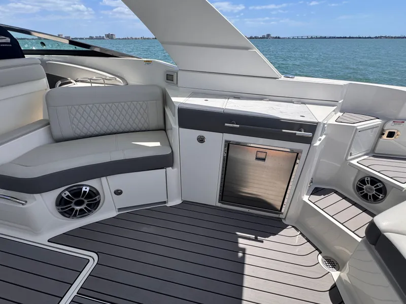 Slide: The Image of Sea Ray SLX 350 Outboard 2024 - 19