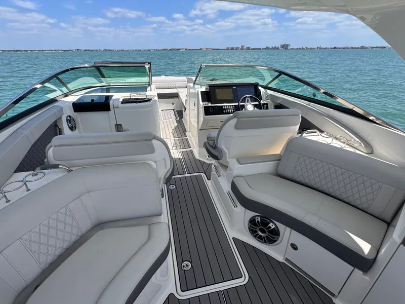 Slide: The Image of Sea Ray SLX 350 Outboard 2024 - 20