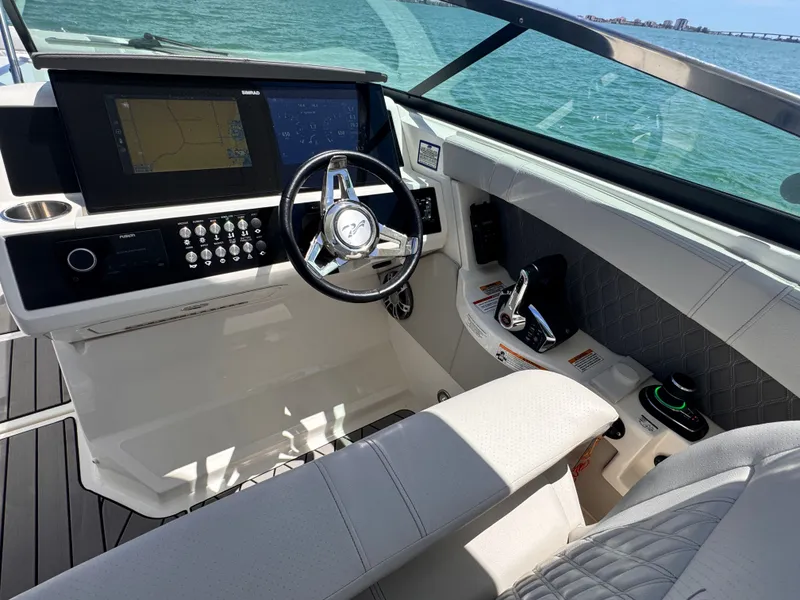 Slide: The Image of Sea Ray SLX 350 Outboard 2024 - 21