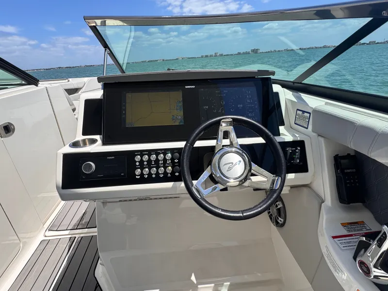 Slide: The Image of Sea Ray SLX 350 Outboard 2024 - 22