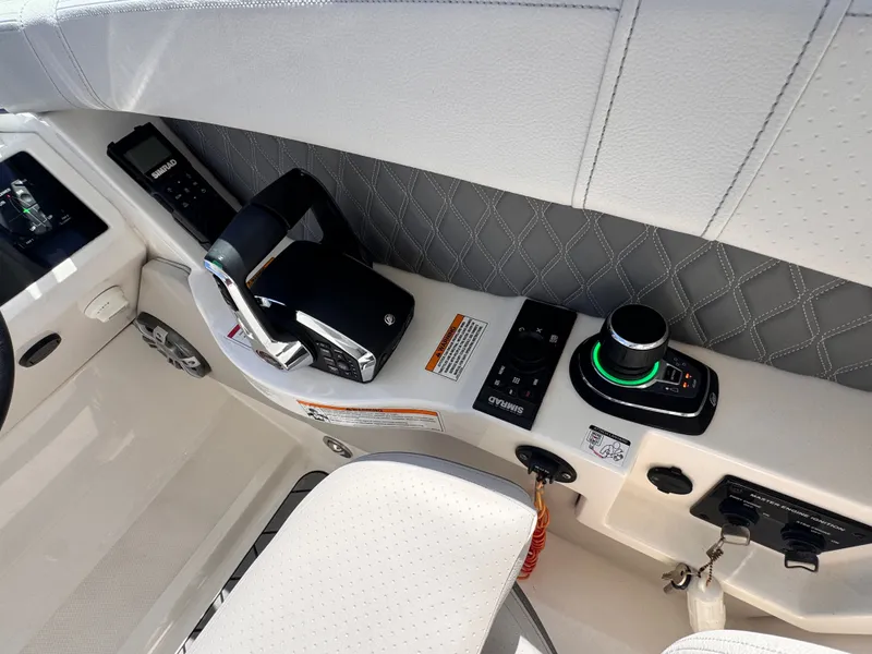 Slide: The Image of Sea Ray SLX 350 Outboard 2024 - 23