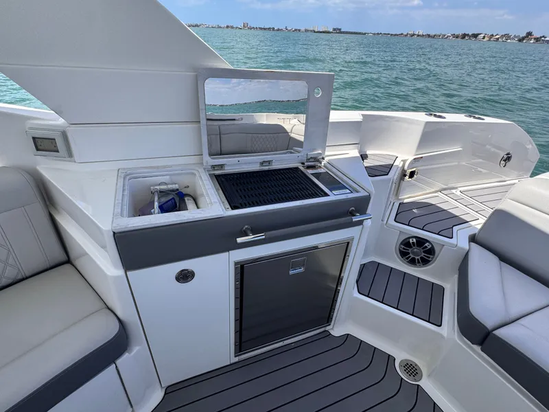 Slide: The Image of Sea Ray SLX 350 Outboard 2024 - 25