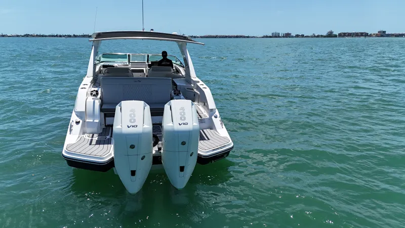 Slide: The Image of Sea Ray SLX 350 Outboard 2024 - 7