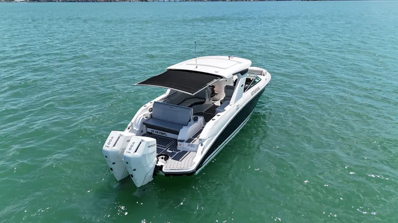 Slide: The Image of Sea Ray SLX 350 Outboard 2024 - 9