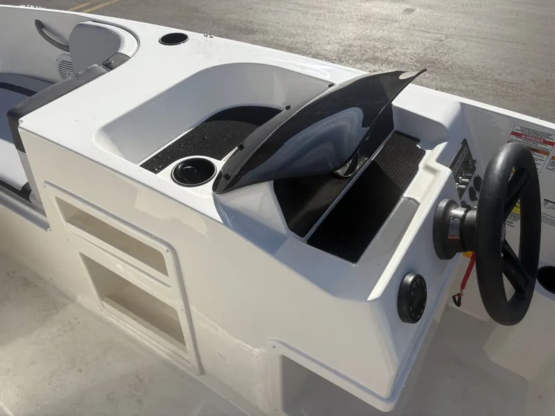 Slide: The Image of Bayliner M17 2023 - 12