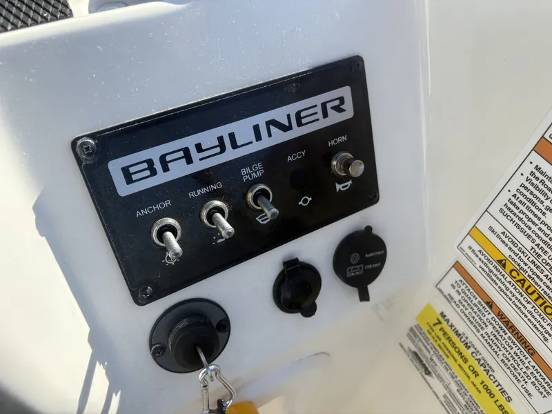 Slide: The Image of Bayliner M17 2023 - 15