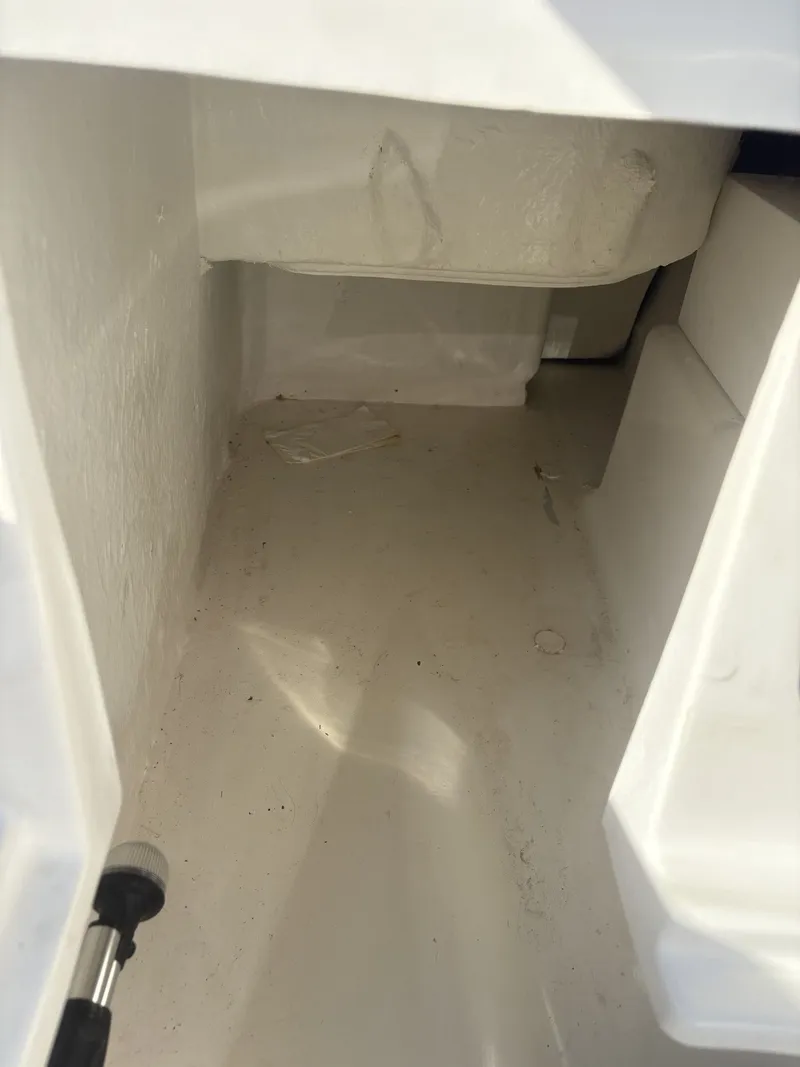 Slide: The Image of Bayliner M17 2023 - 16