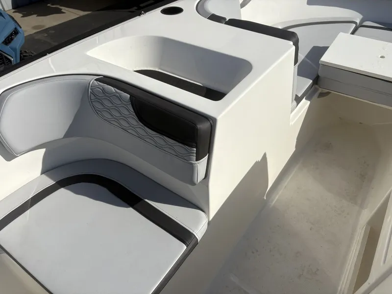 Slide: The Image of Bayliner M17 2023 - 17