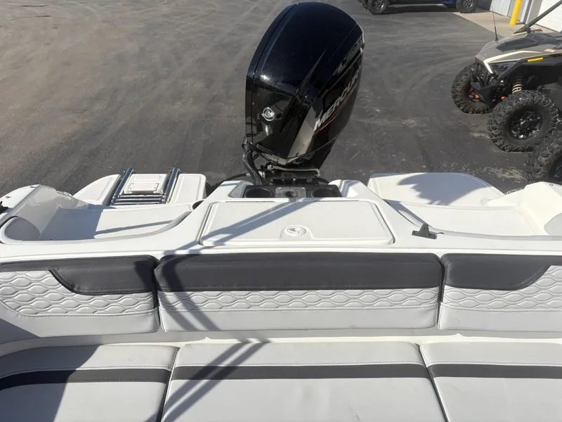 Slide: The Image of Bayliner M17 2023 - 19