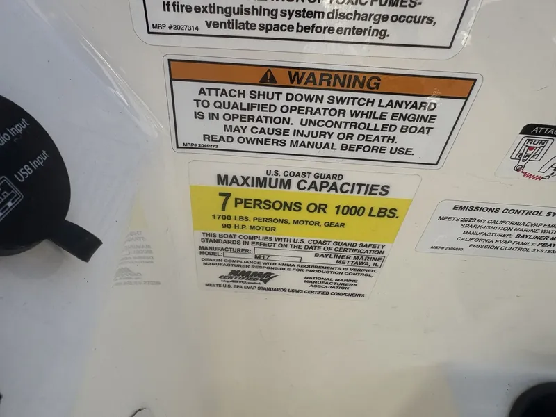 Slide: The Image of Bayliner M17 2023 - 22