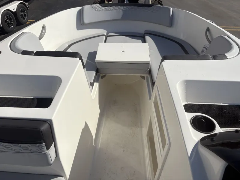 Slide: The Image of Bayliner M17 2023 - 5