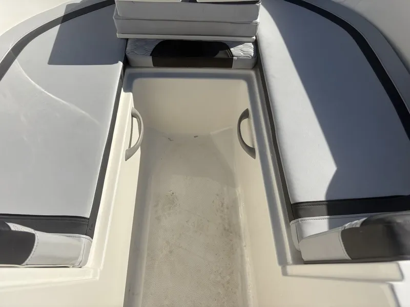 Slide: The Image of Bayliner M17 2023 - 6