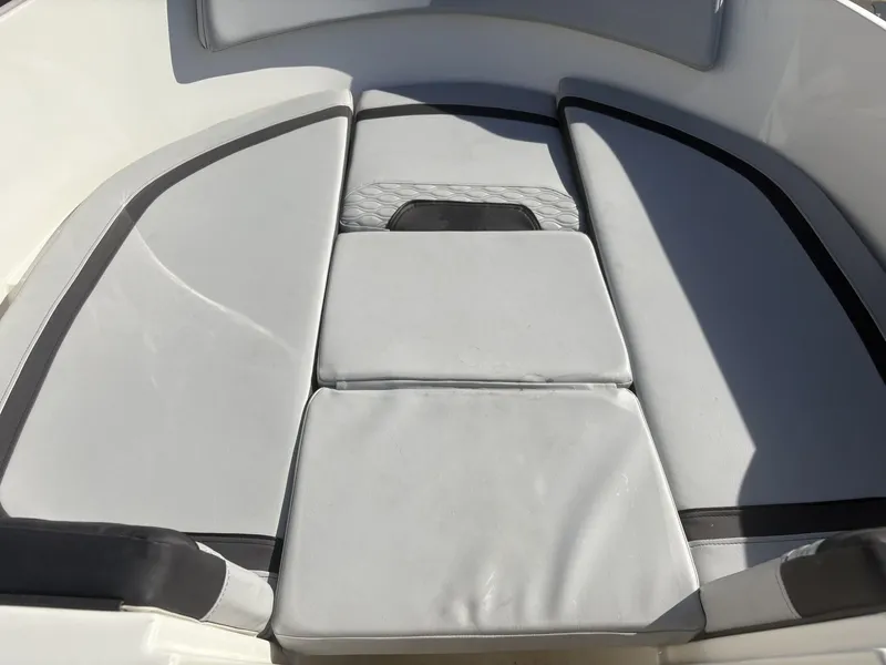 Slide: The Image of Bayliner M17 2023 - 7