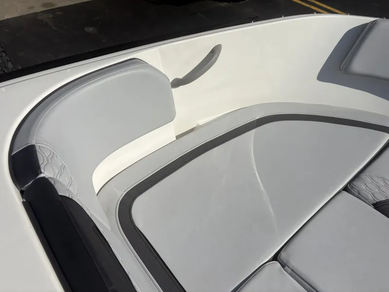 Slide: The Image of Bayliner M17 2023 - 8