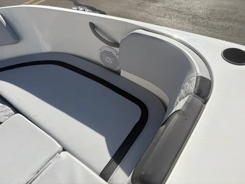 Slide: The Image of Bayliner M17 2023 - 9