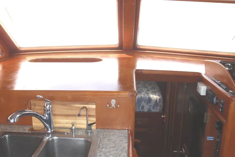 Slide: The Image of 1985 Ocean Alexander Europa Sink & Dash - 42