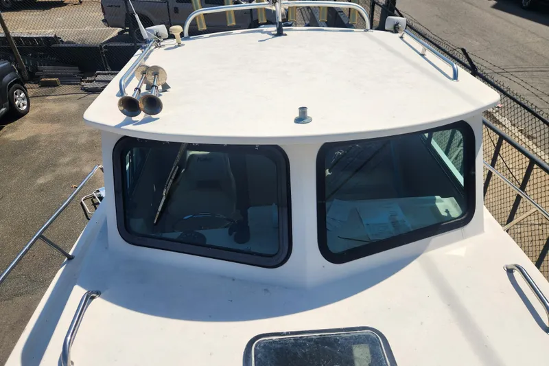 Slide: The Image of Top view of a 2000 Austin Parker 2520 Cabin boat, showcasing the cabin and deck. - 8