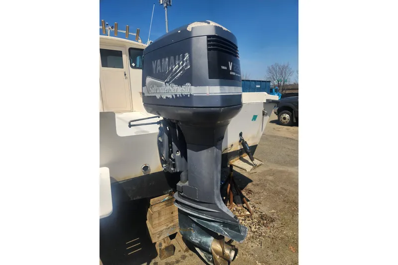 Slide: The Image of Yamaha Saltwater Series outboard motor on 2000 Austin Parker 2520 Cabin boat. - 9