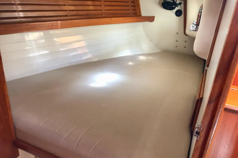 Slide: The Image of 1998 Pacific Seacraft 40 aft cabin - 21