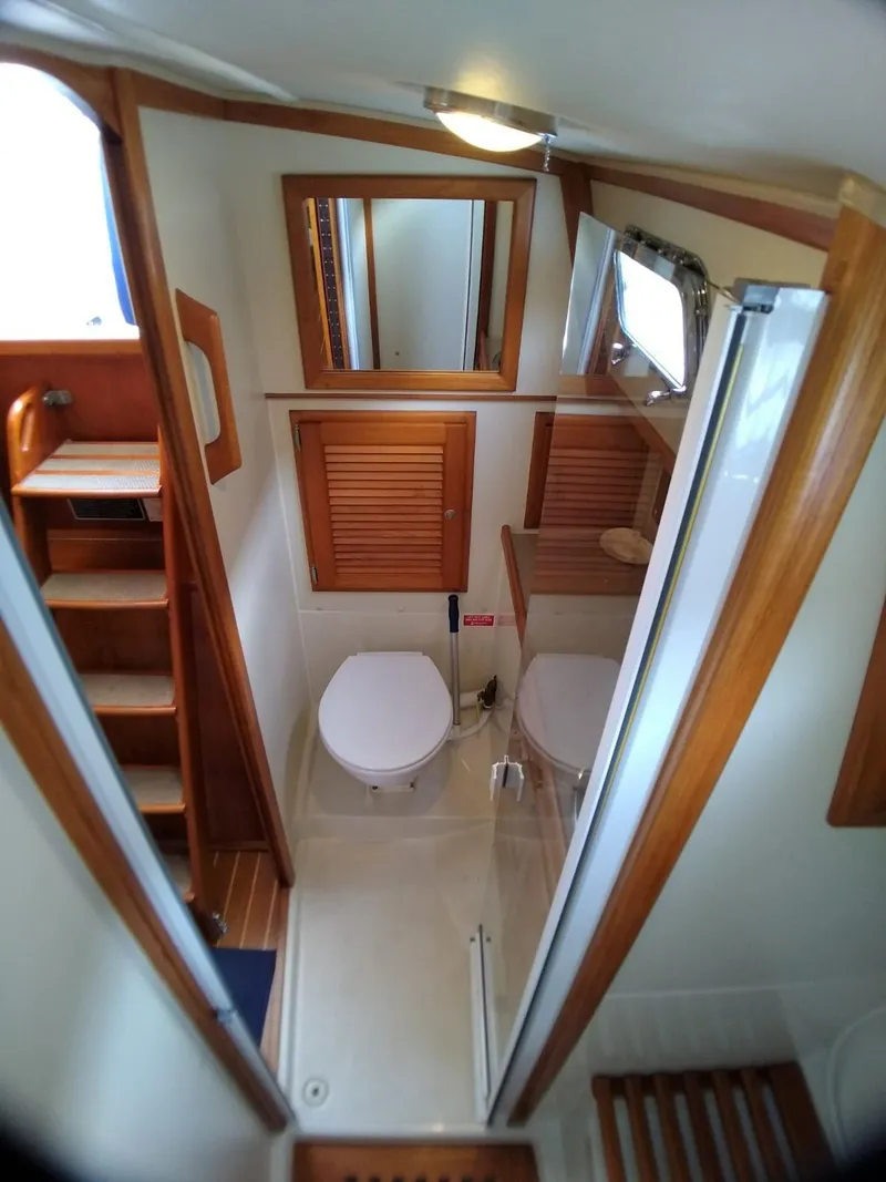 Slide: The Image of 1998 Pacific Seacraft 40 head - 23