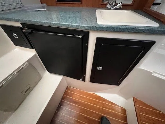 Slide: The Image of Interior of 2006 Carolina Classic 28FT with sink and cabinets. - 32