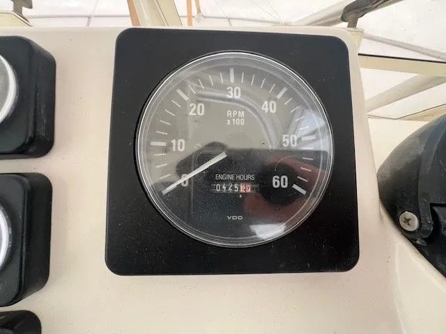 Slide: The Image of Tachometer of a 2006 Carolina Classic 28FT boat, showing 425 hours. - 41