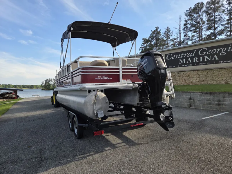 Slide: The Image of Sun Tracker Fishin' Barge 20 DLX 2021 - 2