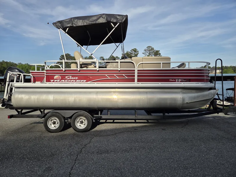 Slide: The Image of Sun Tracker Fishin' Barge 20 DLX 2021 - 4