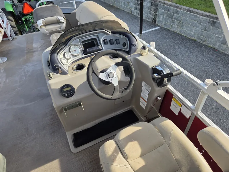 Slide: The Image of Sun Tracker Fishin' Barge 20 DLX 2021 - 8