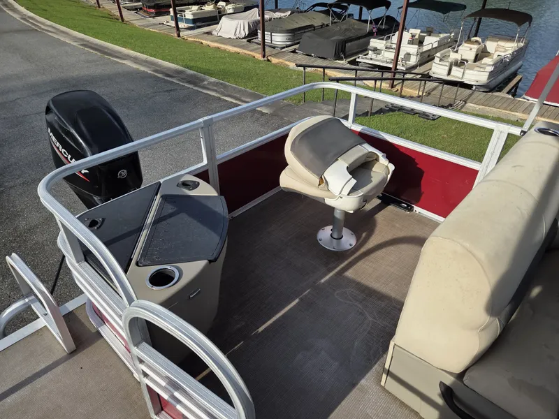 Slide: The Image of Sun Tracker Fishin' Barge 20 DLX 2021 - 9