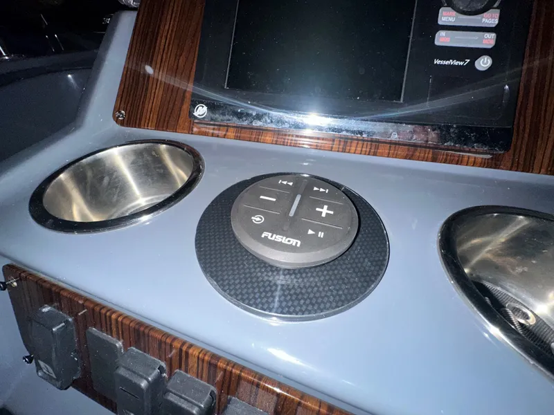 Slide: The Image of Cruisers 380 Express 2016 - 31