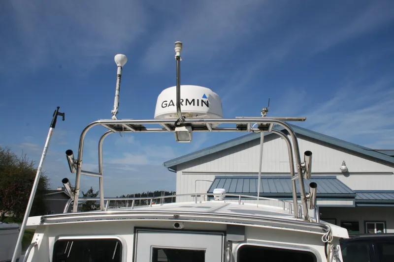 Slide: The Image of 2003 SeaSport Explorer 2400 boat with Garmin radar equipment under a clear blue sky. - 4