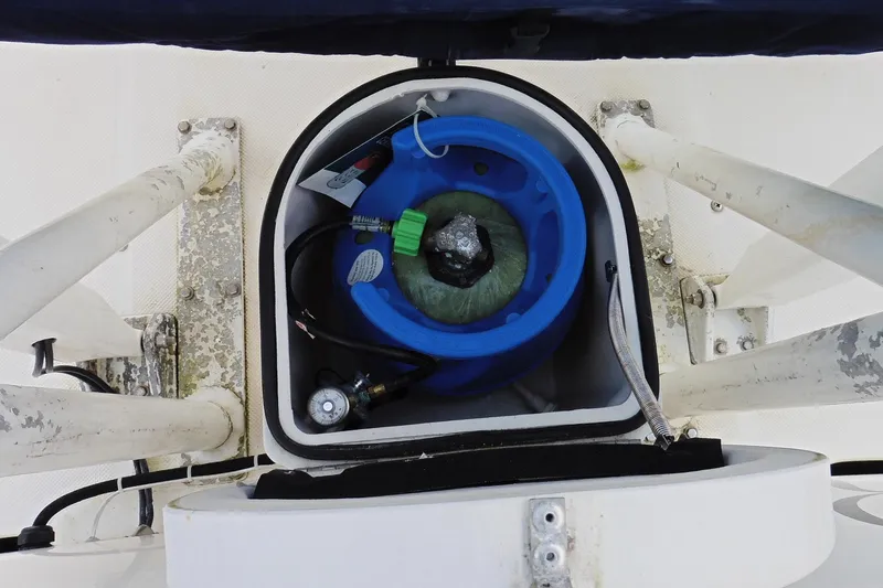 Slide: The Image of Bayliner 3988 Command Bridge Motoryacht 2000, featuring a blue water filtration system. - 46