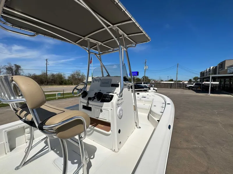 Slide: The Image of 2019 NauticStar 227XTS boat with helm and seating area. - 16