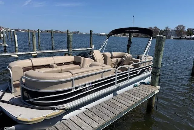 Slide: The Image of 2019 Sun Tracker Party Barge 24 DLX pontoon boat docked on a sunny day. - 15