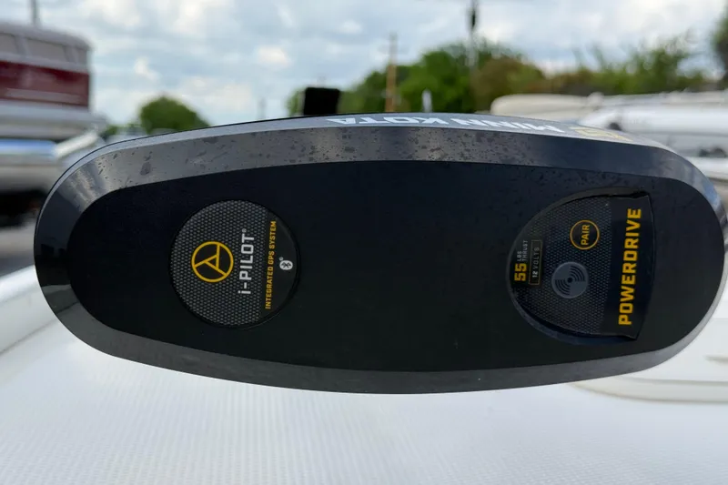 Slide: The Image of Minn Kota PowerDrive motor with i-Pilot GPS system on 2018 Mako Pro Skiff 17 CC. - 30