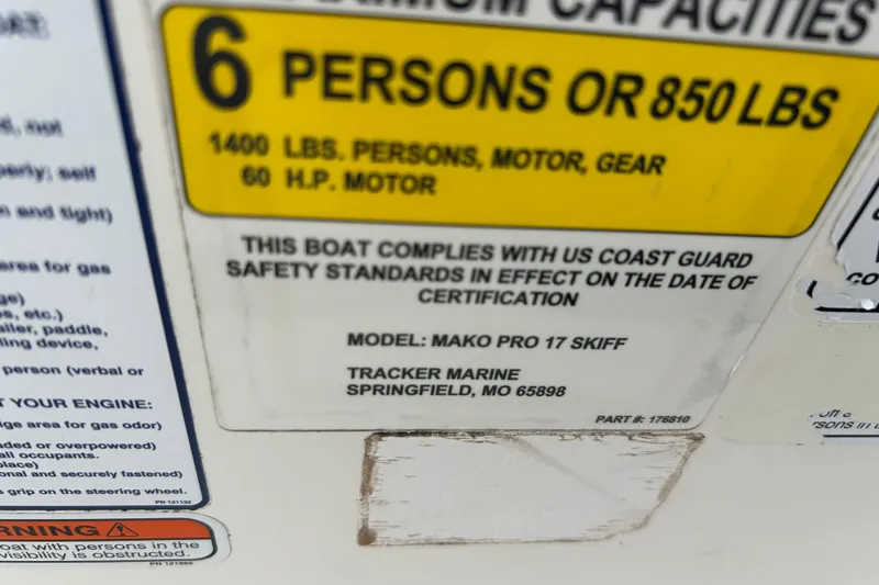 Slide: The Image of Capacity label for 2018 Mako Pro Skiff 17 CC, 6 persons or 850 lbs. - 40