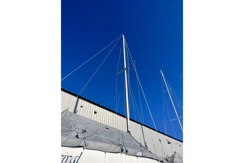 Slide: The Image of Mast of a 1985 Catalina 36 MkII sailboat against a clear blue sky. - 8