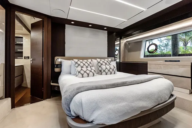 Slide: The Image of Azimut Fly 72 2017 - 112