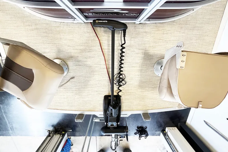 Slide: The Image of Overhead view of 2020 Bennington SX25 boat interior with Minn Kota trolling motor. - 12