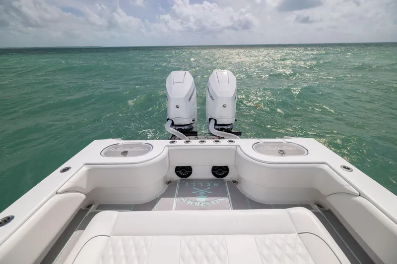 Slide: The Image of 2025 SeaHunter 30 Floridian boat with dual engines on open ocean. - 38