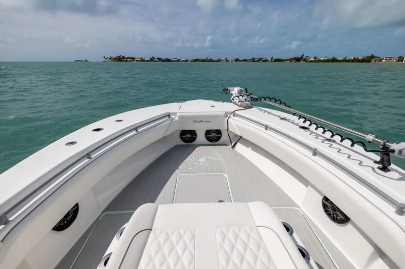 Slide: The Image of 2025 SeaHunter 30 Floridian boat on open water, featuring sleek design and spacious deck. - 9