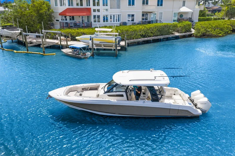 Slide: The Image of Boston Whaler 350 Realm 2022 - 14