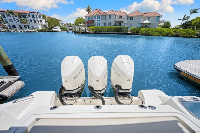 Slide: The Image of Boston Whaler 350 Realm 2022 - 15
