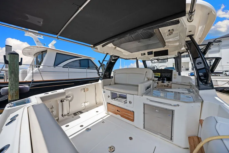 Slide: The Image of Boston Whaler 350 Realm 2022 - 17